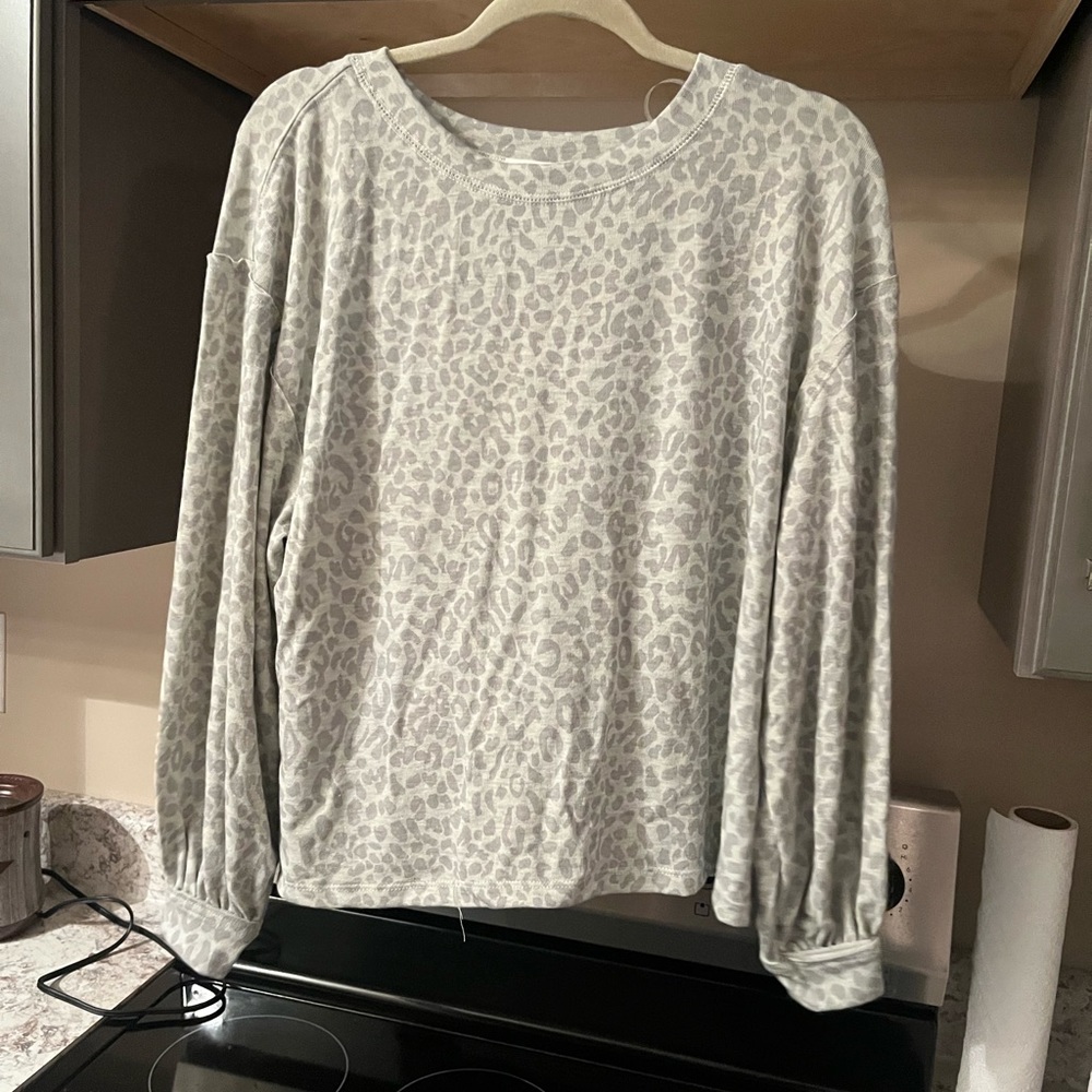 White and gray leopard top